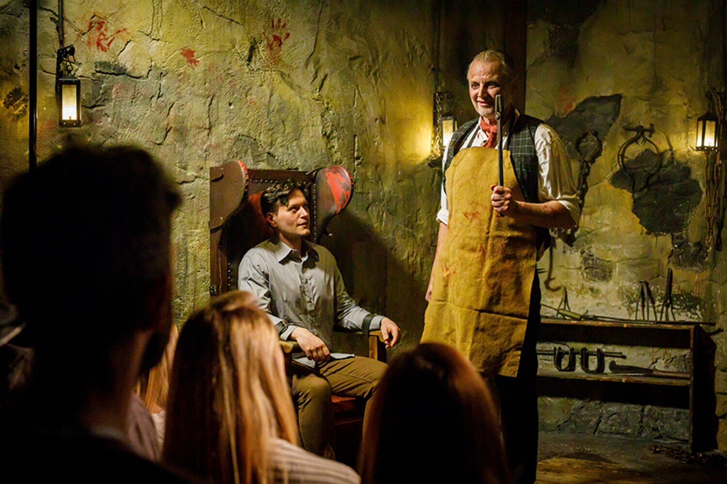 Zwei Schauspieler stellen im Hamburg Dungeon eine Szene nach. Zwei Schauspieler stellen im Hamburg Dungeon eine Szene nach.