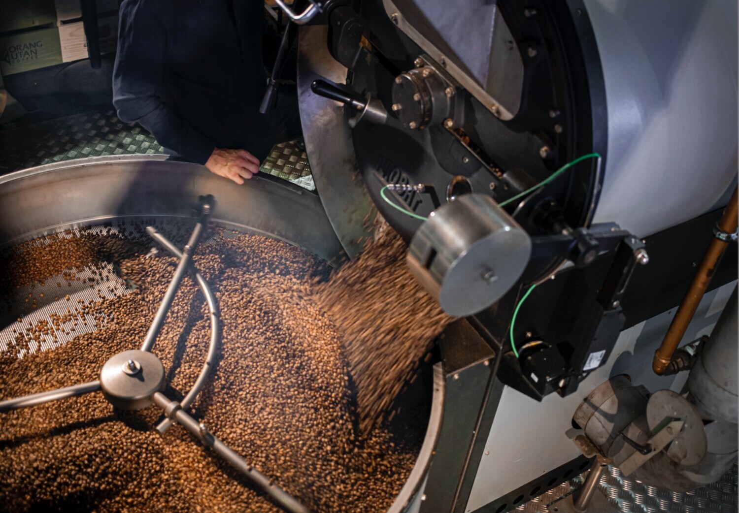 Röstprozess von Kaffee in einer industriellen Röstmaschine Röstprozess von Kaffee in einer industriellen Röstmaschine