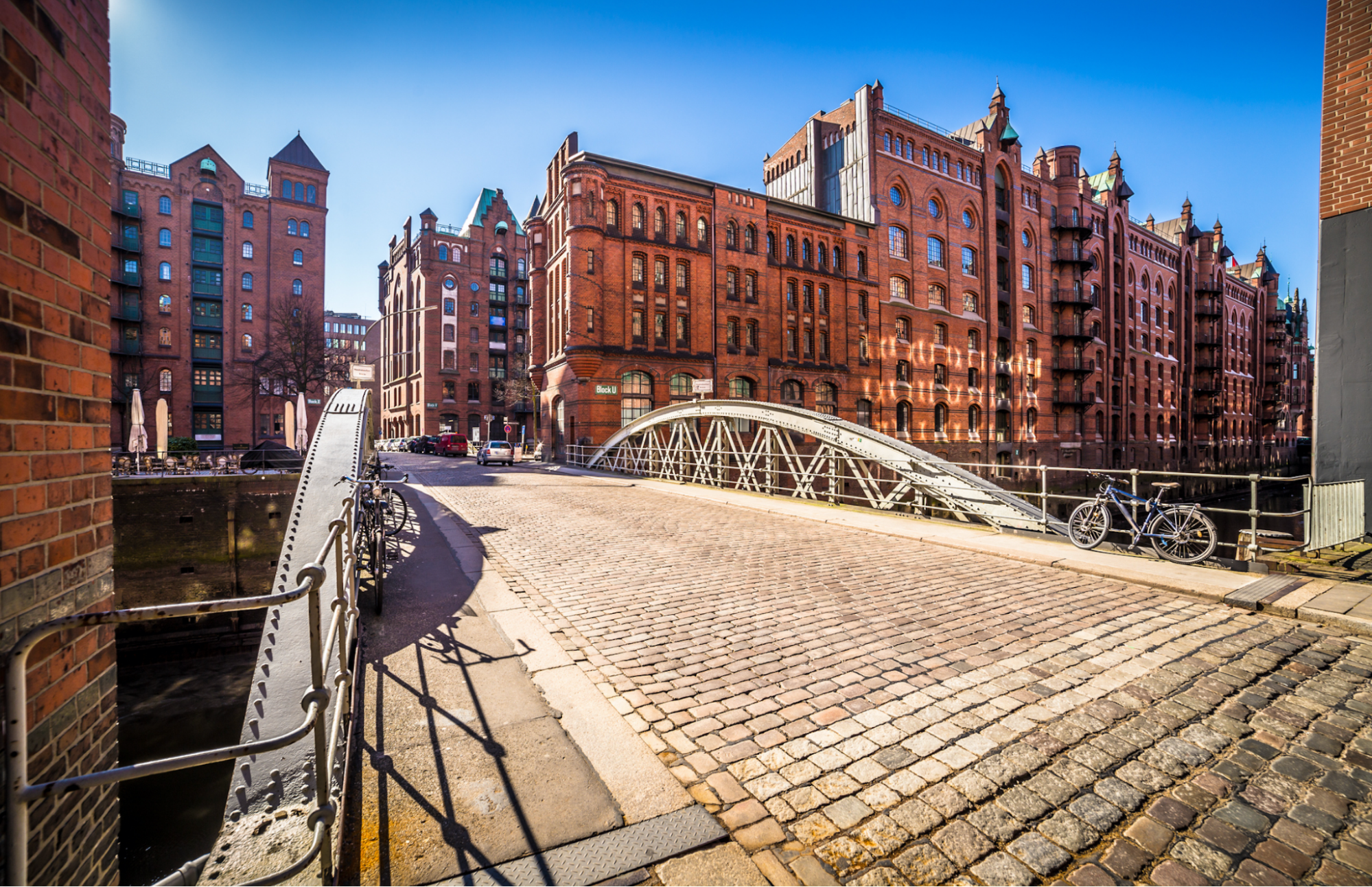 Eine der vielen Brücken, die in die Speicherstadt führt. Eine der vielen Brücken, die in die Speicherstadt führt.