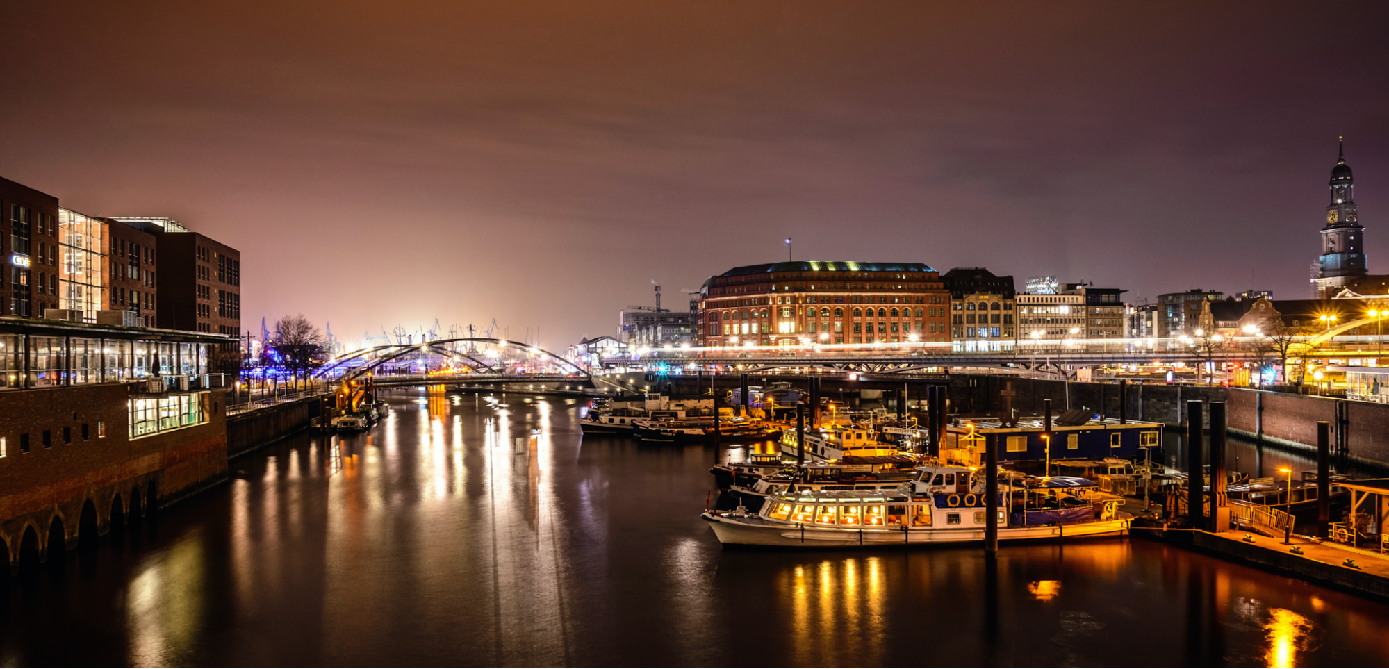Der Hamburger Hafen bei Nacht mit Blick auf den beleuchteten Baumwall. Der Hamburger Hafen bei Nacht mit Blick auf den beleuchteten Baumwall.