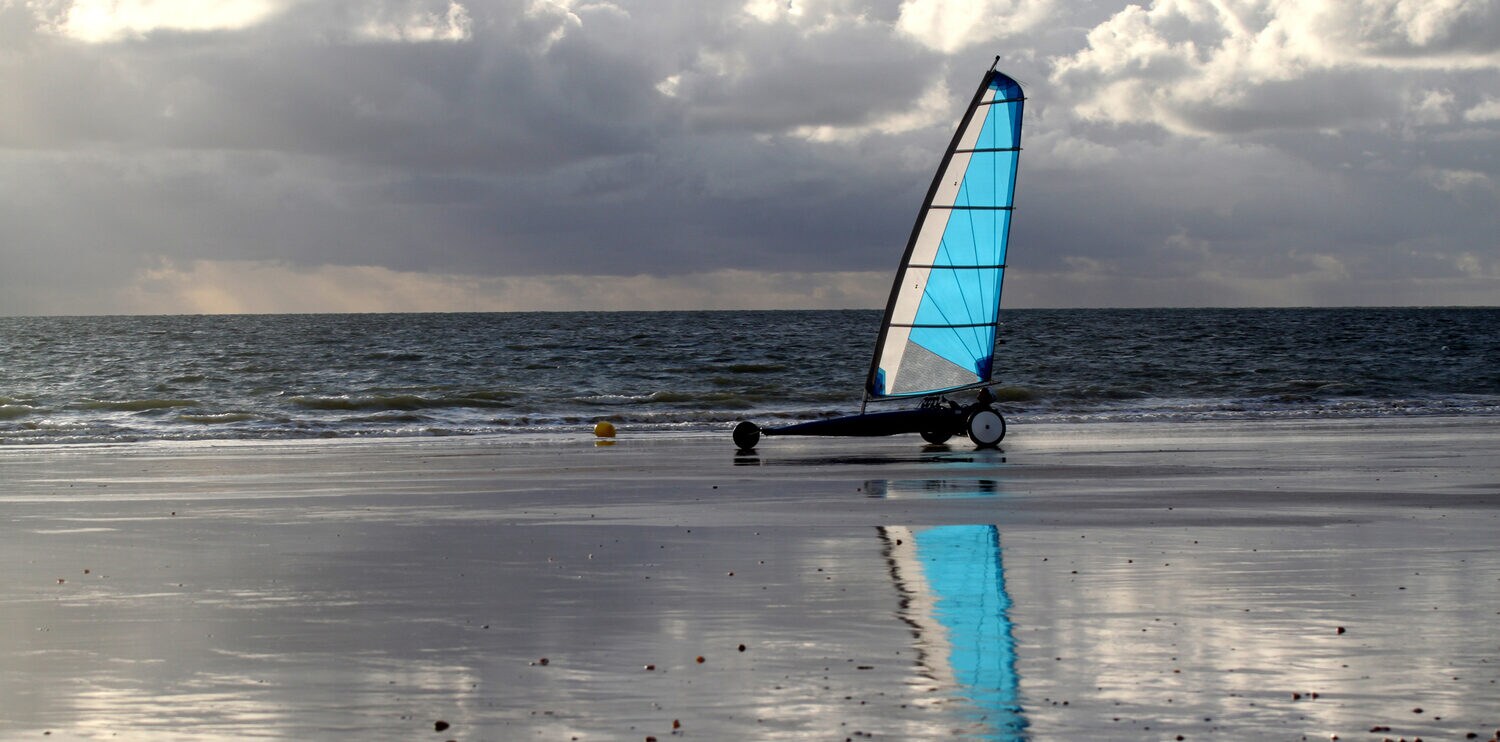Ein Strandsegler in der Dämmerung am Strand.