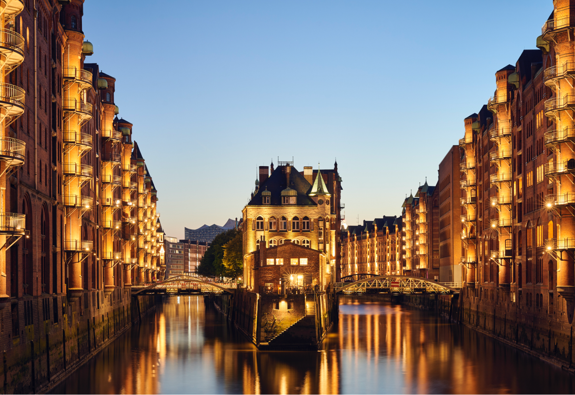 Die beleuchtete Hamburger Speicherstadt in der Abenddämmerung.