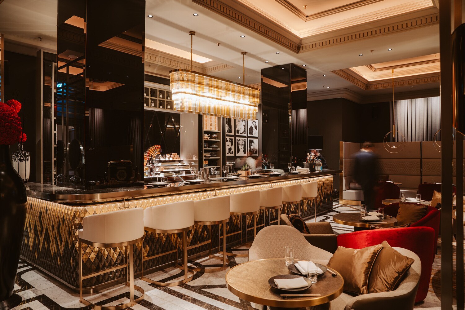 Tresen mit Hockern im Restaurant GO by Steffen Henssler. Tresen mit Hockern im Restaurant GO by Steffen Henssler.