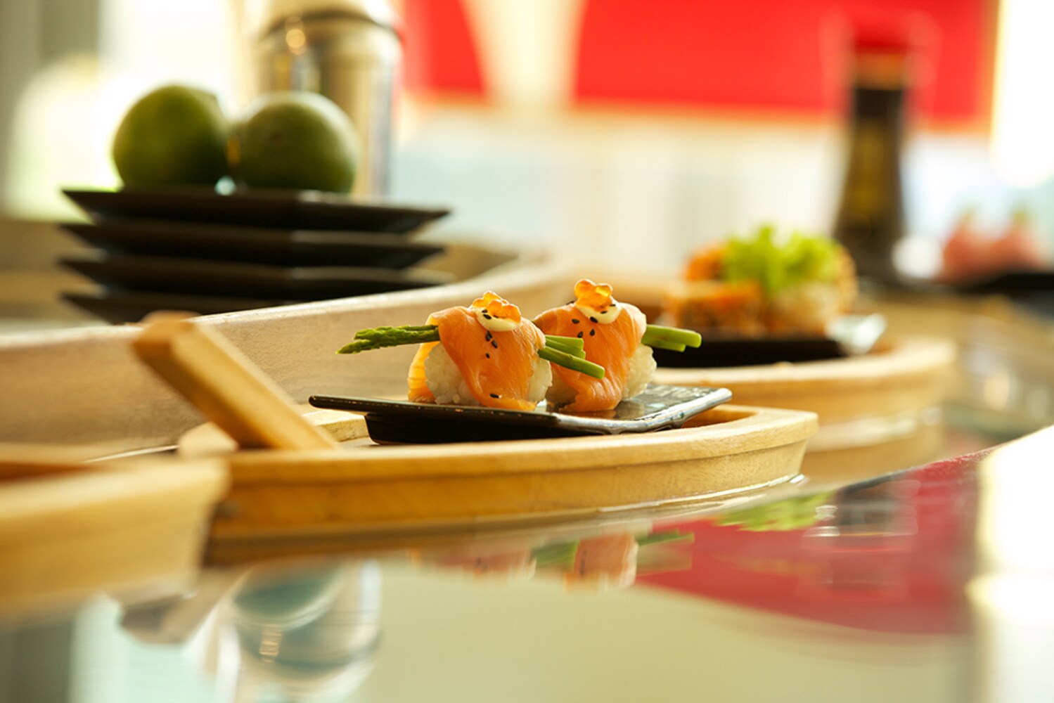 Sushi auf einem Teller in Schiffsform angerichtet. Sushi auf einem Teller in Schiffsform angerichtet.