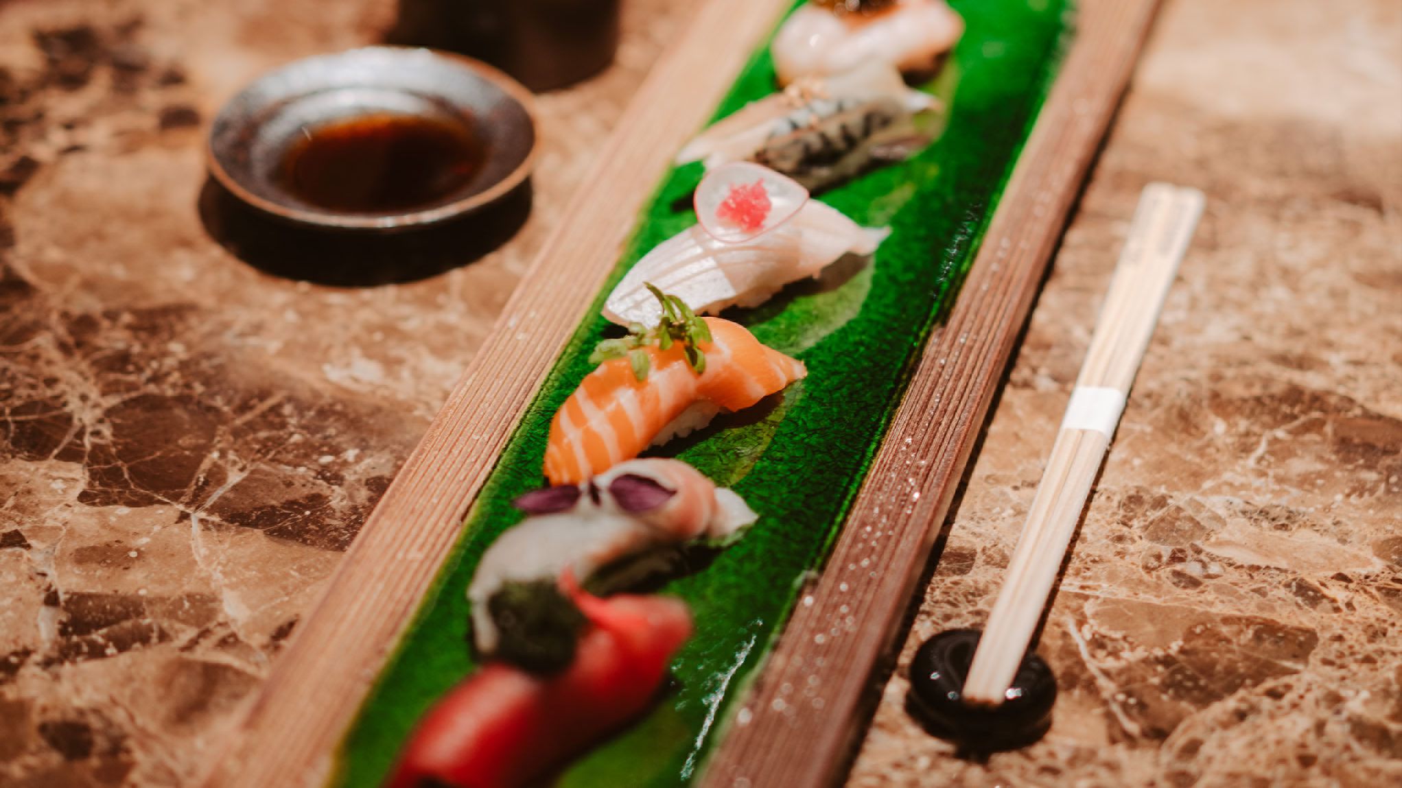 Sushi auf einer länglichen Platte angerichtet. Sushi auf einer länglichen Platte angerichtet.