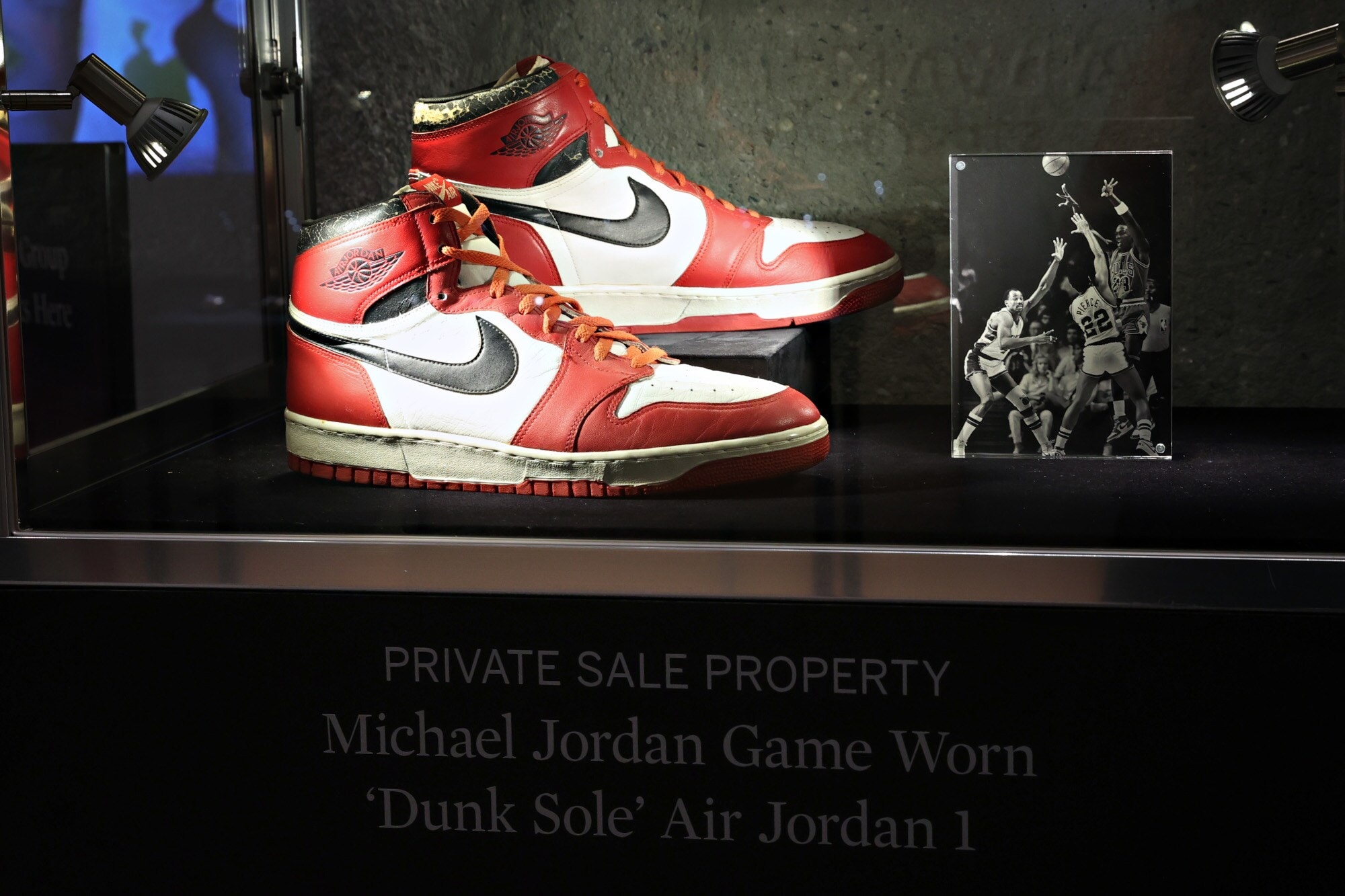 Sneaker, die von Michael Jordan in einem Basketballspiel getragen wurden und bei Sotheby’s versteigert wurden Sneaker, die von Michael Jordan in einem Basketballspiel getragen wurden und bei Sotheby’s versteigert wurden