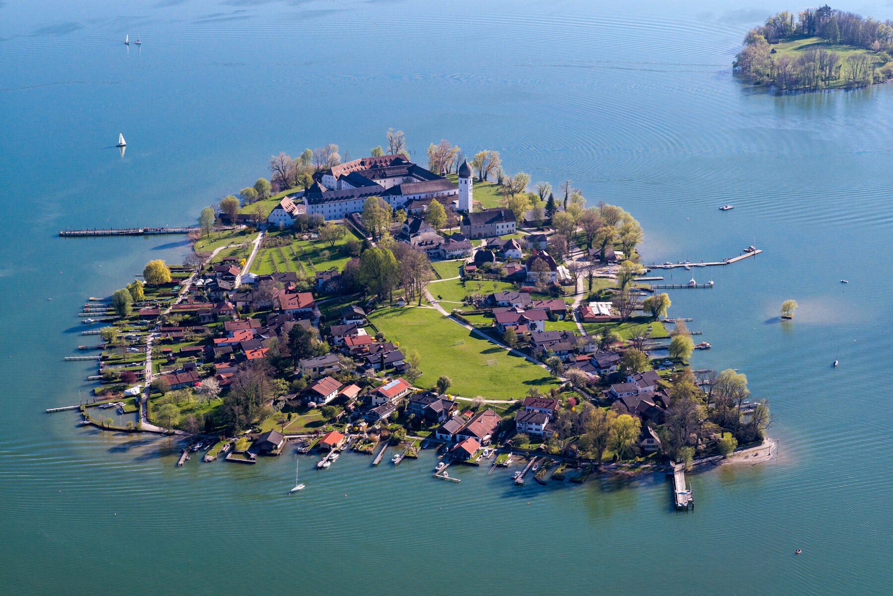 Die Fraueninsel im Chiemsee aus der Luft fotografiert Die Fraueninsel im Chiemsee aus der Luft fotografiert