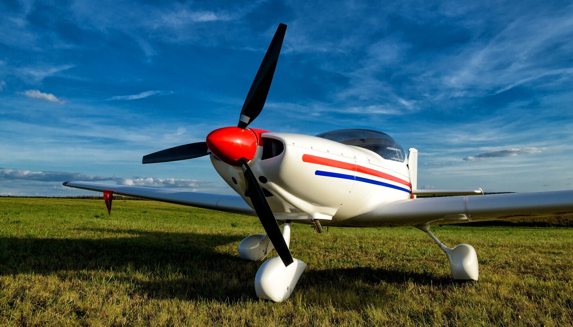 Leichtflugzeug auf einer großen Wiese Leichtflugzeug auf einer großen Wiese