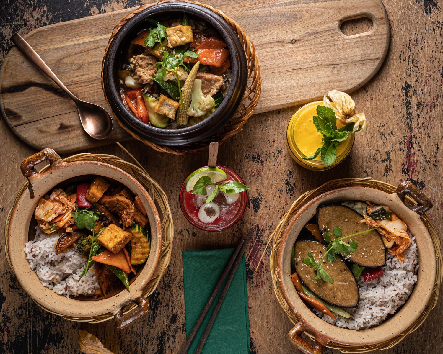 Mehrere Tonschüsseln mit asiatischen Gerichten von oben fotografiert. Mehrere Tonschüsseln mit asiatischen Gerichten von oben fotografiert.