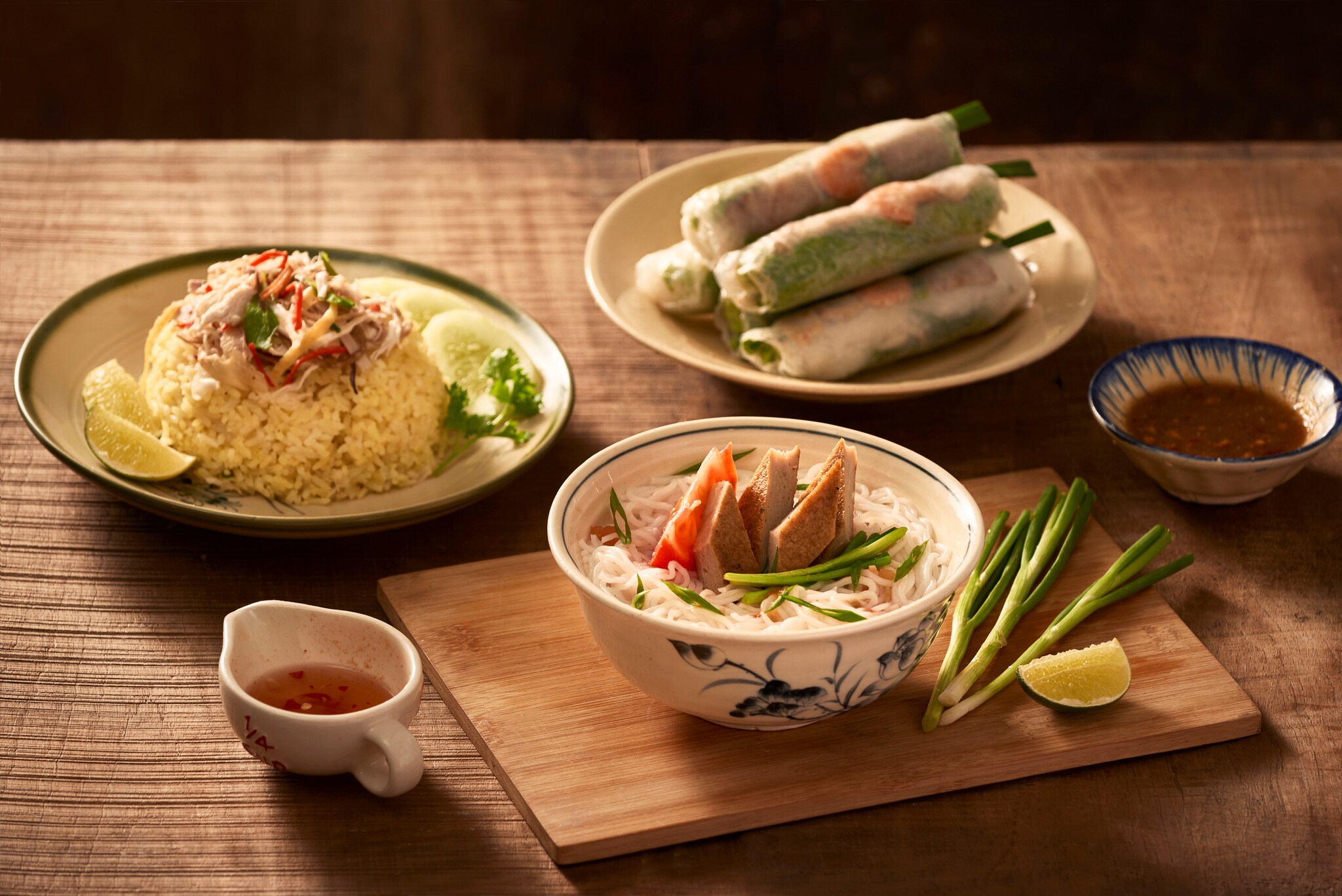 Mehrere Schüsseln mit asiatischen Gerichten. Mehrere Schüsseln mit asiatischen Gerichten.