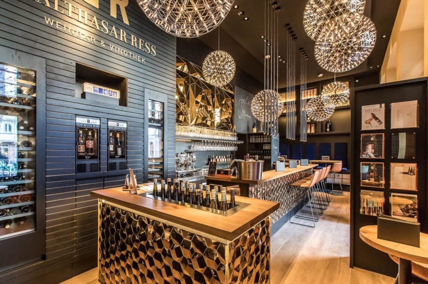 Innenansicht eines Weinlokals