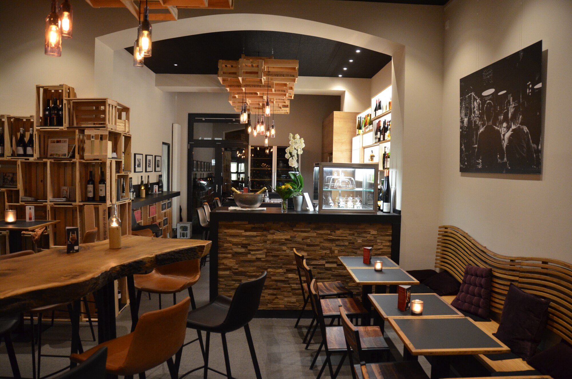 Innenansicht einer Weinbar mit Tischen, Stühlen und einem Tresen