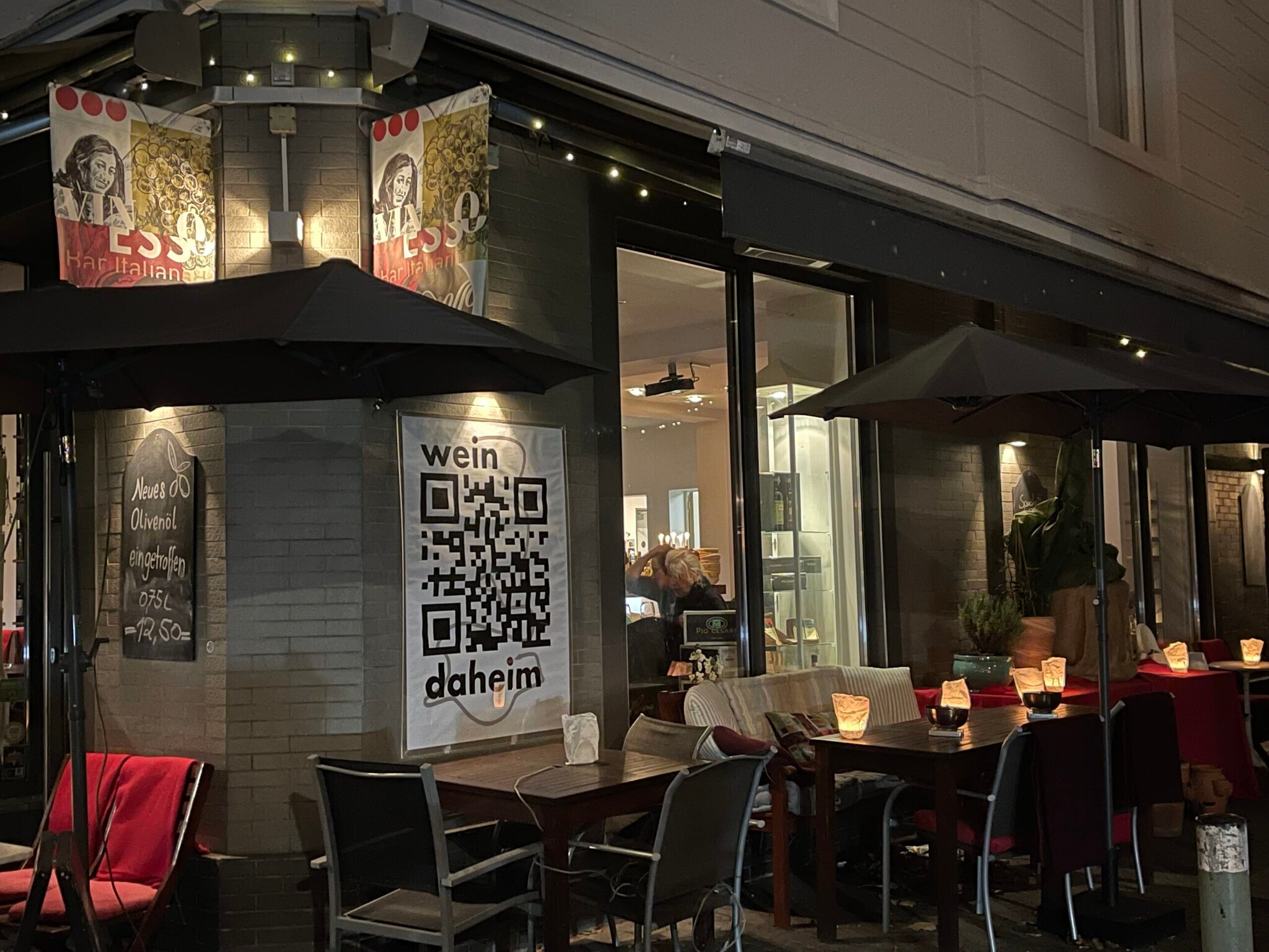 Außenbereich einer Weinbar
