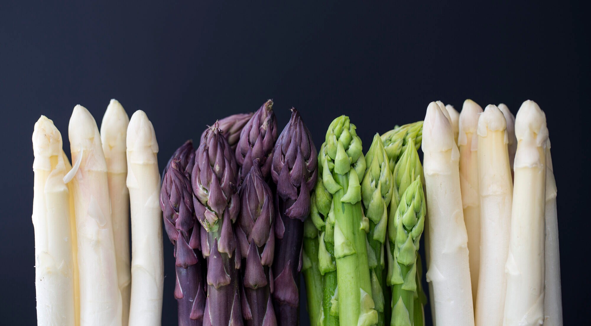 Mehrere Stangen verschiedener Spargelsorten