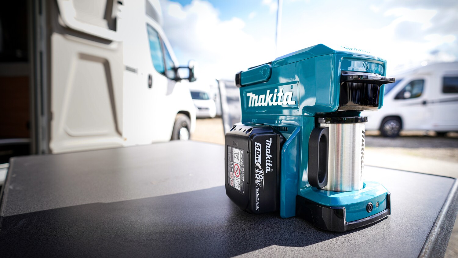 Eine Kaffeemaschine von Makita, die mit Akkus betrieben wird