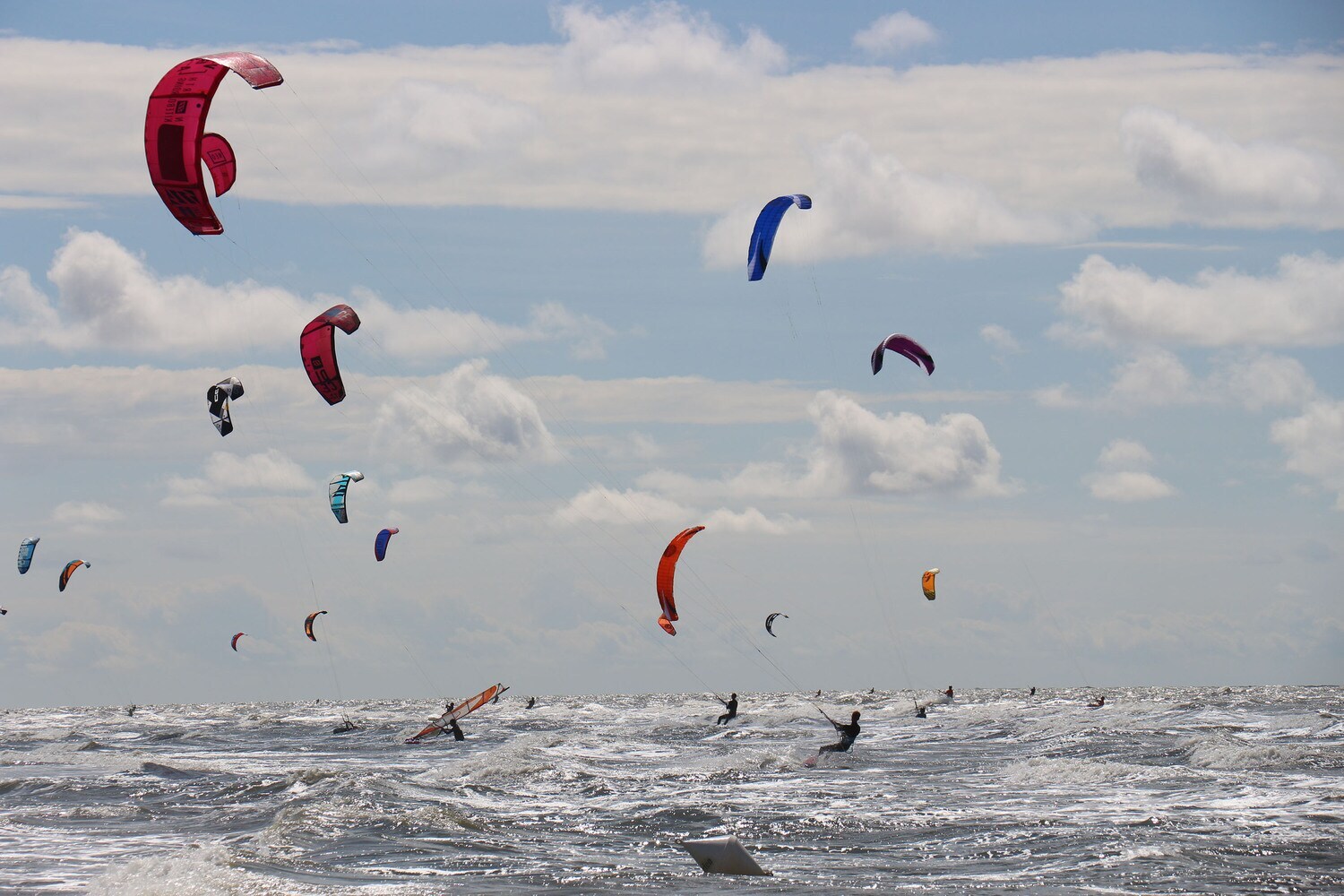 Aktive Kitesurfer auf dem Meer