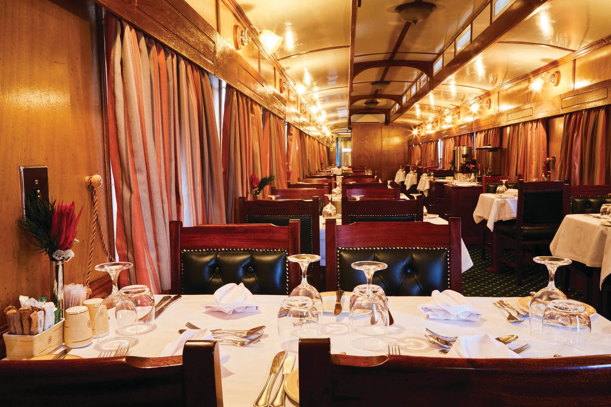 Der Innenbereich des Dining Wagons eines Luxuszugs.