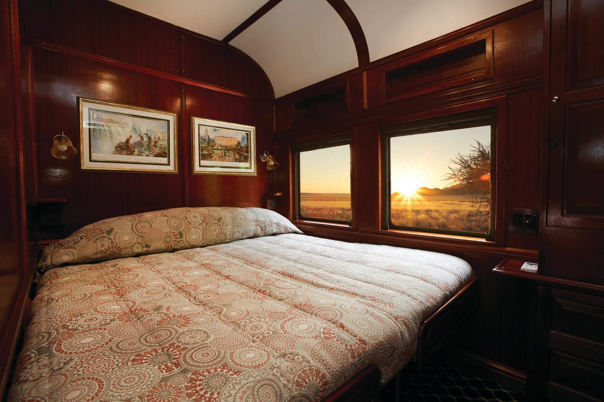 Der Innenraum eines Luxuszugs mit Doppelbett und Blick nach draußen in die Natur. Der Innenraum eines Luxuszugs mit Doppelbett und Blick nach draußen in die Natur.