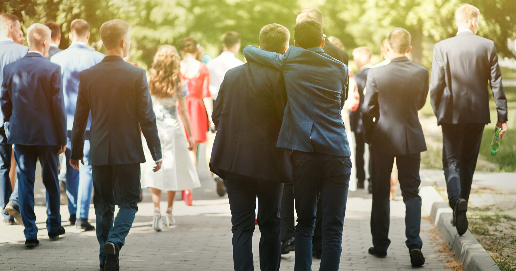 Eine gut gekleidete Hochzeitsgesellschaft in der Rückansicht