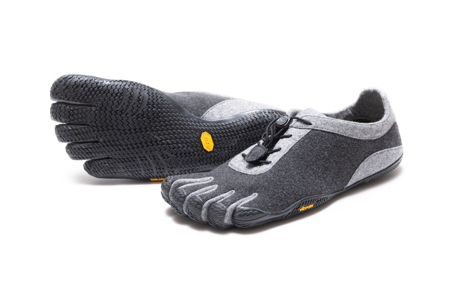 Zwei Barfußschuhe im Studio