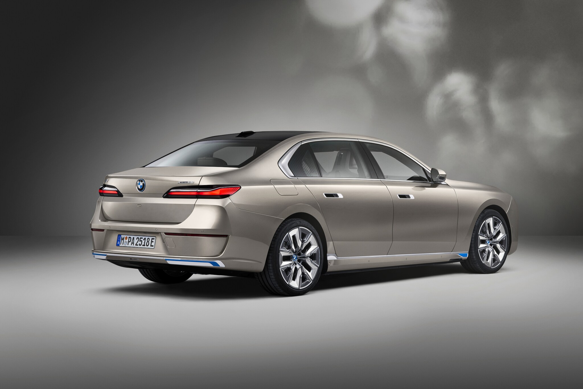 Grauer BMW seitlich von hinten