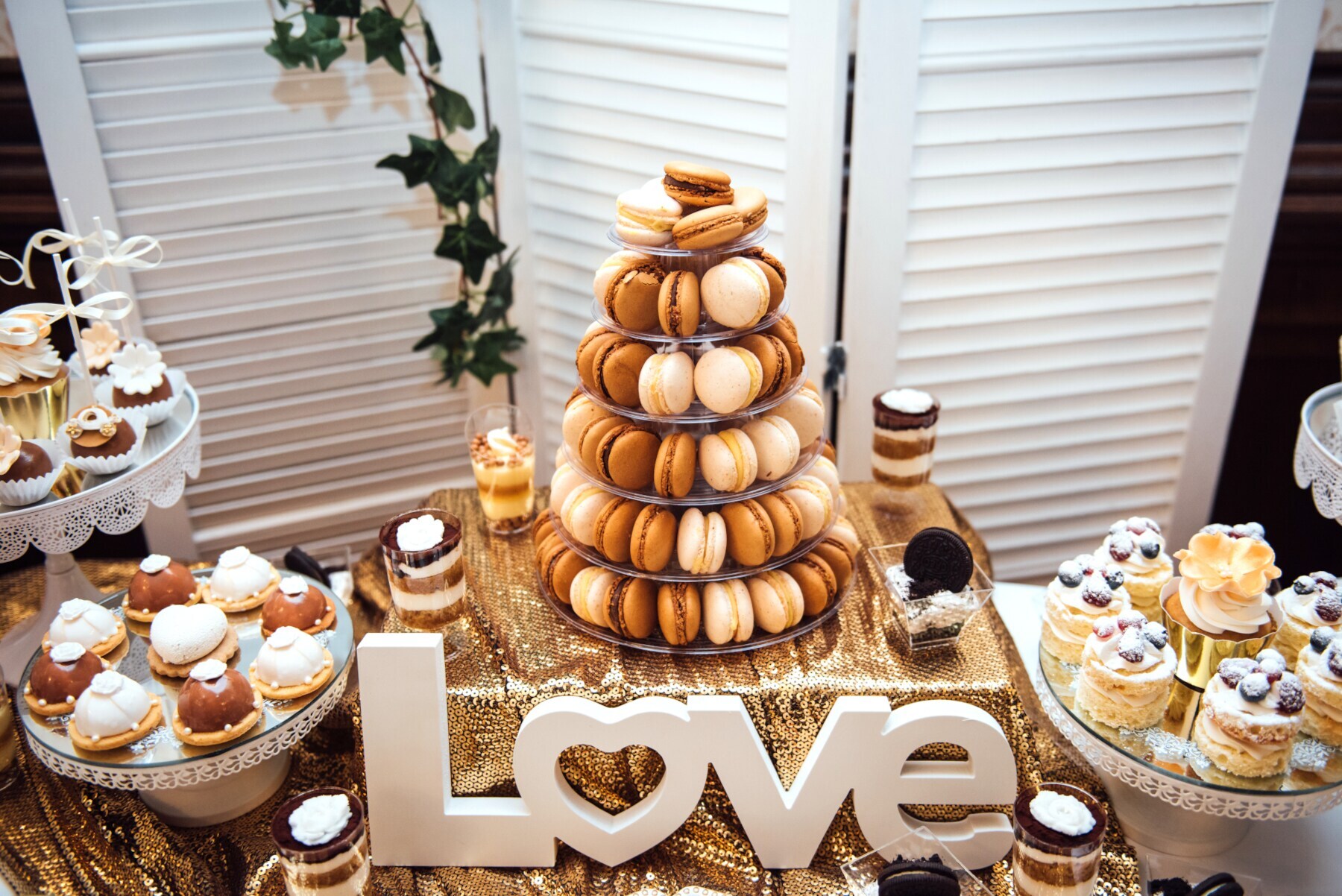 Ein Sweet Table mit Macarons und anderem Gebäck sowie Dessertschalen