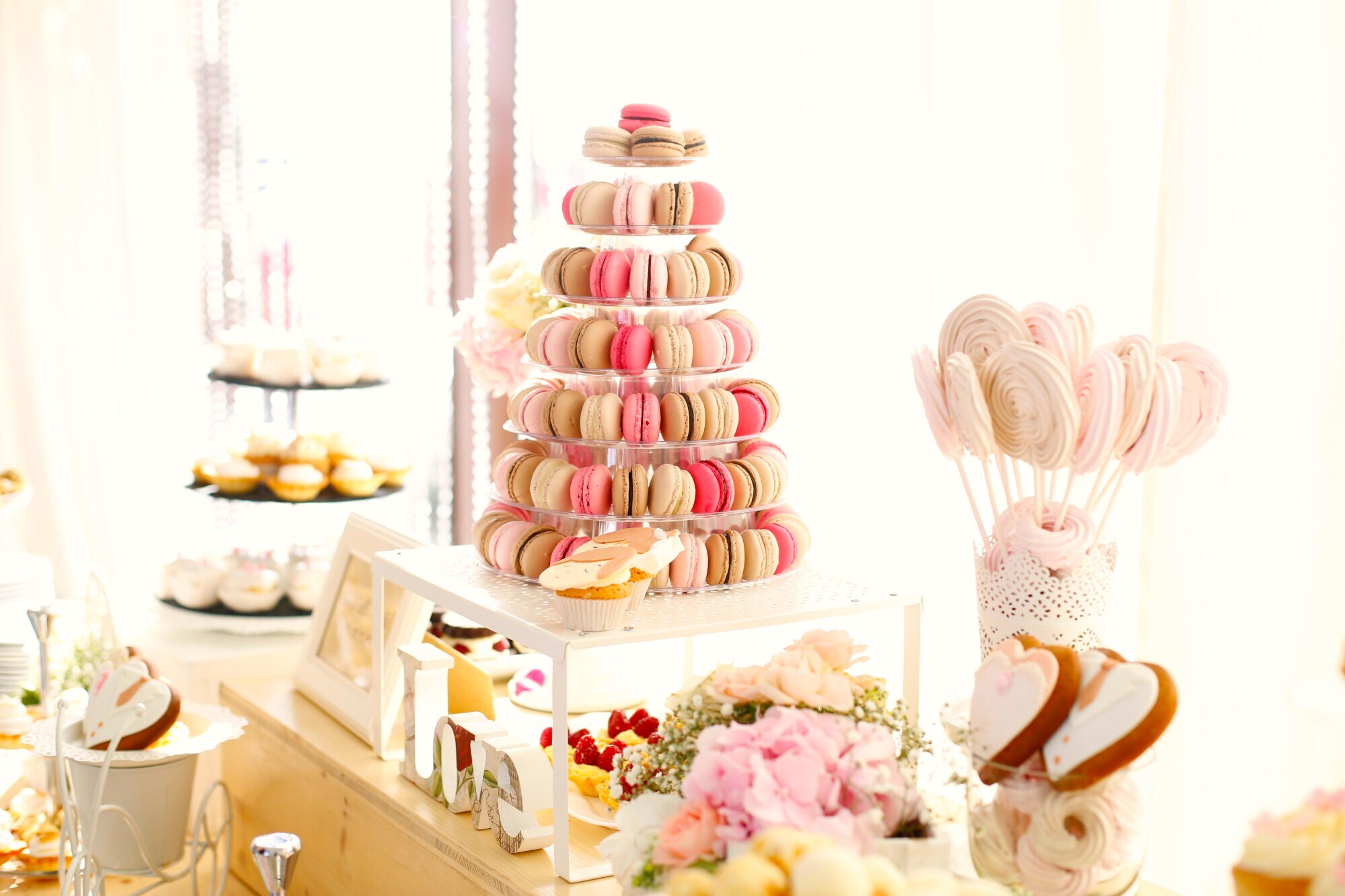 Candy Bar in Pastellfarben mit Lollis, Macarons und Kuchenherzen Candy Bar in Pastellfarben mit Lollis, Macarons und Kuchenherzen