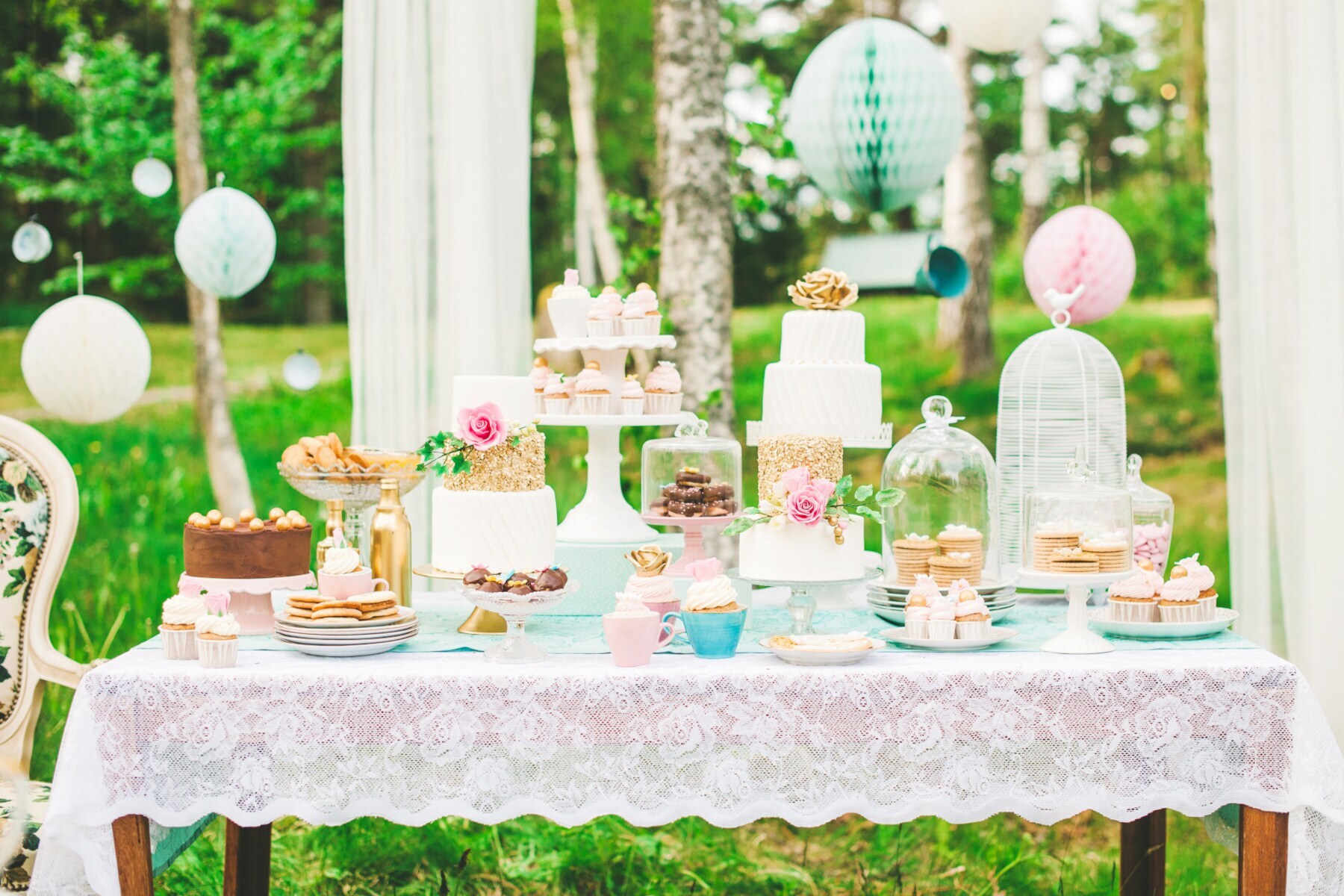 Candy Bar auf einer Hochzeit, die mit vielen süßen Leckereien bestückt ist