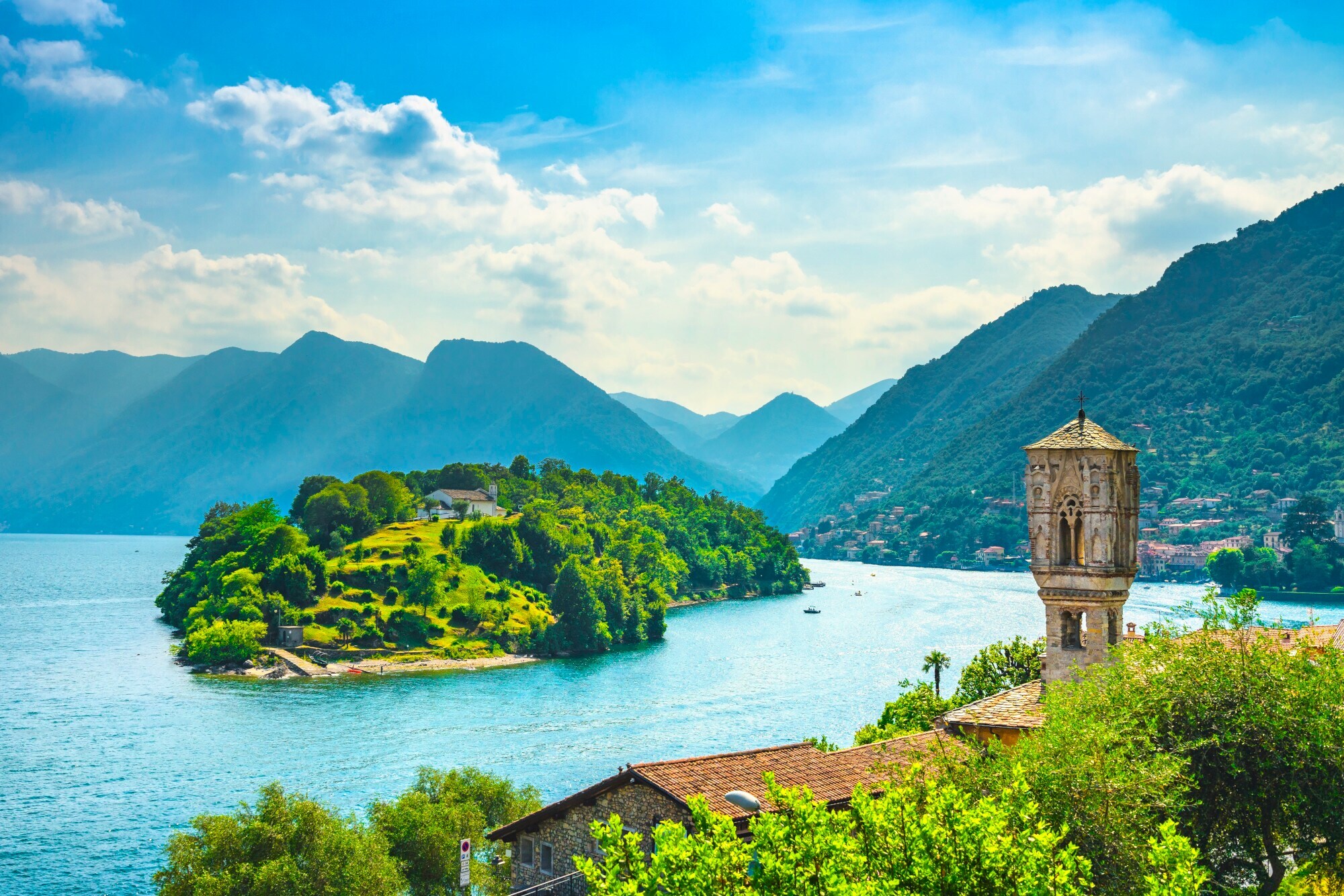 Blick auf die Isola Comacina mit einer Kirche im Vordergrund Blick auf die Isola Comacina mit einer Kirche im Vordergrund