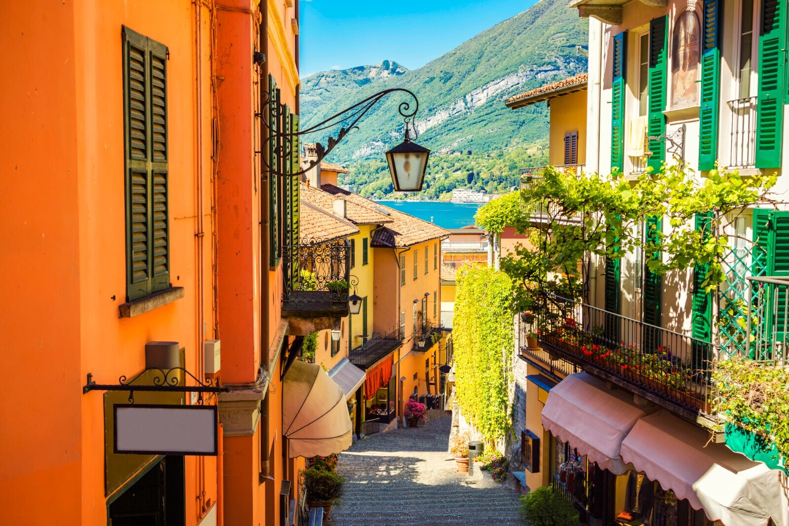 Eine schmale Gasse in Bellagio mit bunten Häusern Eine schmale Gasse in Bellagio mit bunten Häusern