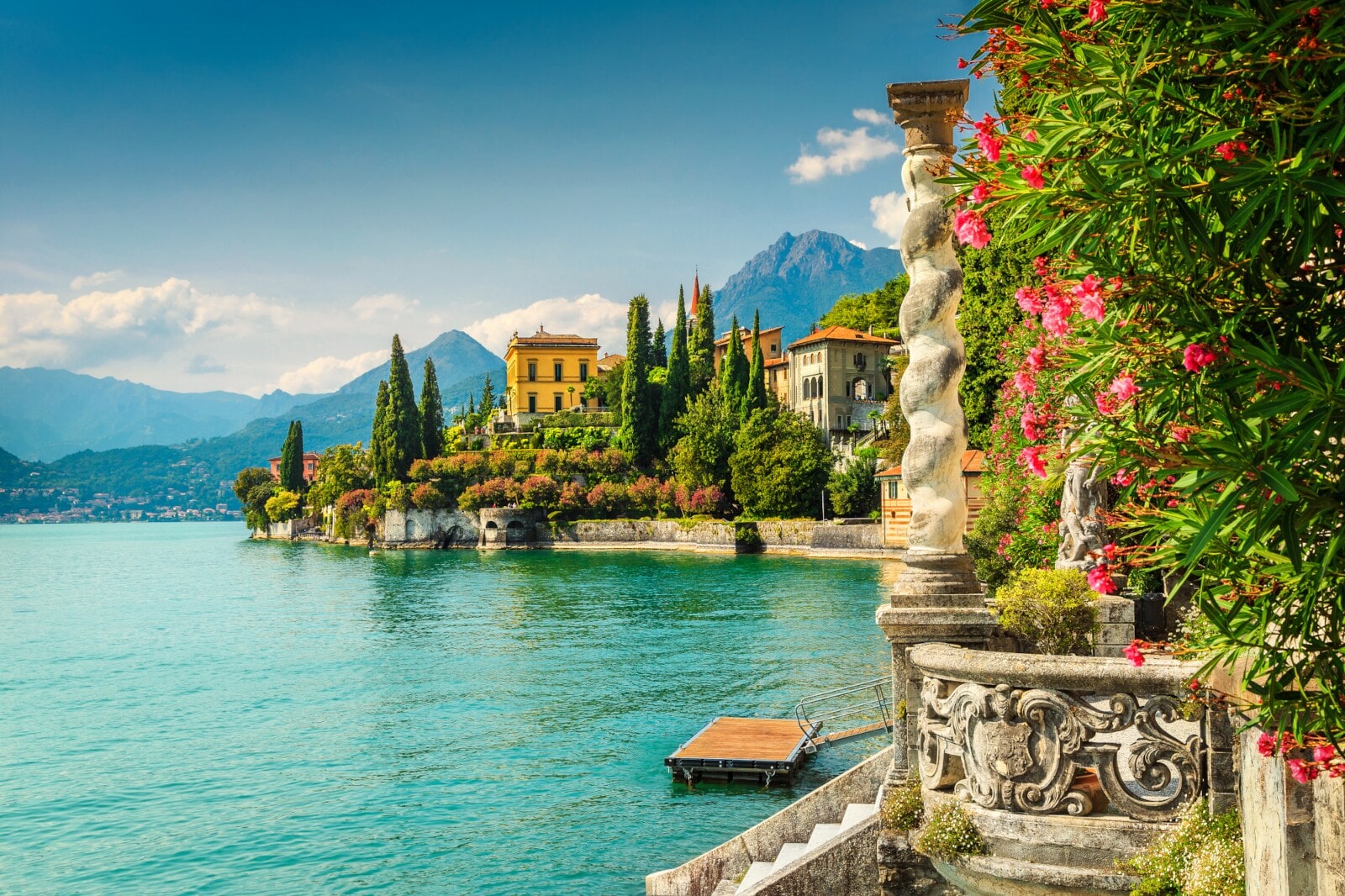 Berühmte Luxusvilla in Varenna am Comer See inmitten eines atemberaubenden botanischen Gartens mit mediterranen Oleanderblüten Berühmte Luxusvilla in Varenna am Comer See inmitten eines atemberaubenden botanischen Gartens mit mediterranen Oleanderblüten