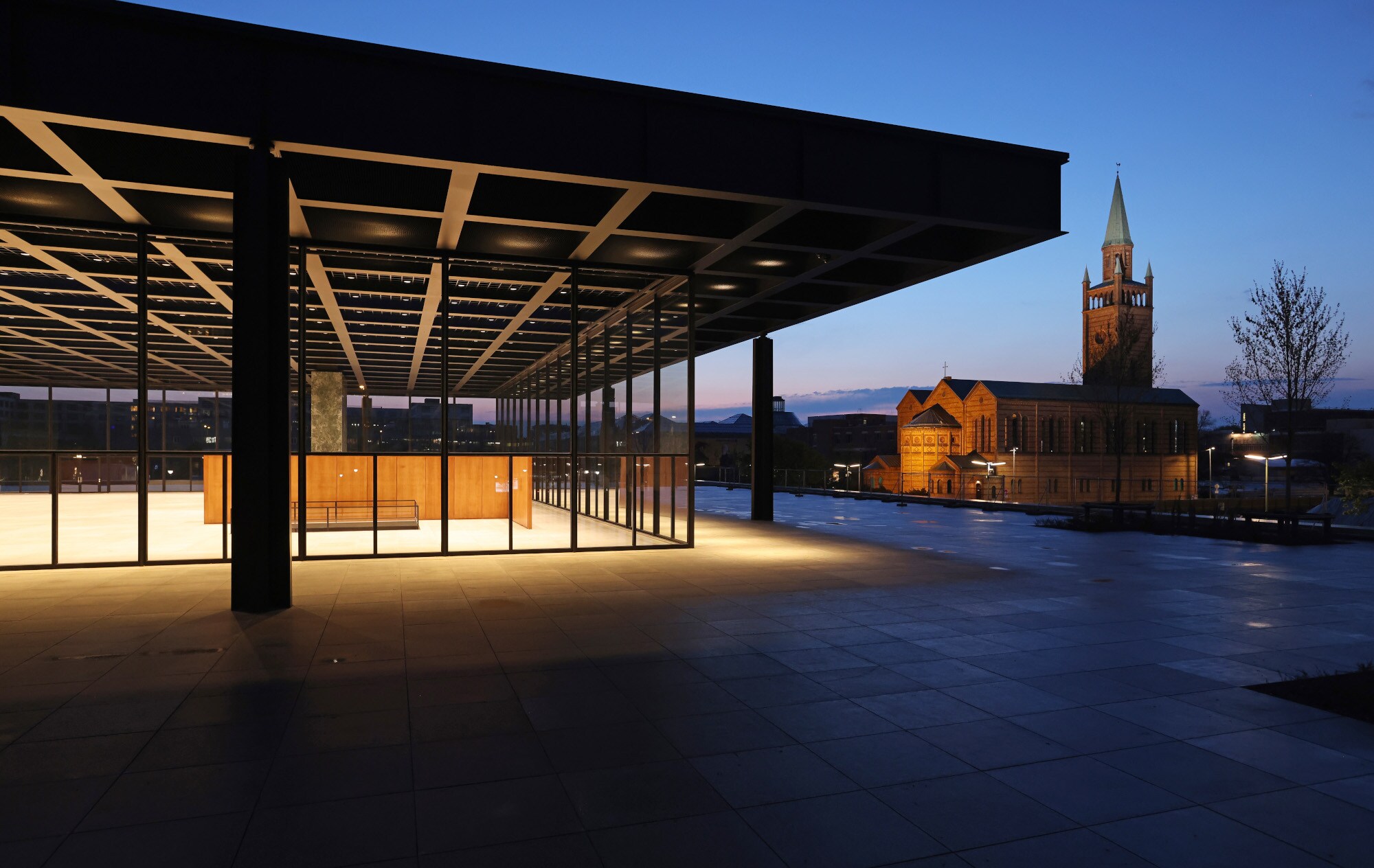 Die beleuchtete Neue Nationalgalerie mit Stahl-Glas-Fassade in Berlin bei Nacht