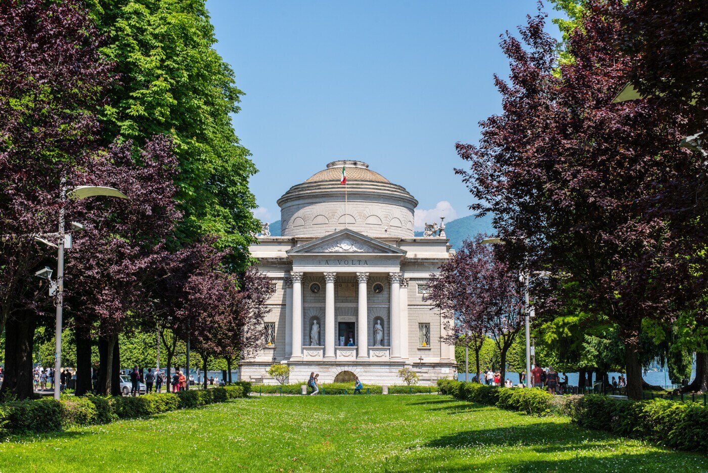 Das Volta-Museum mit dem Comer See im Hintergrund
