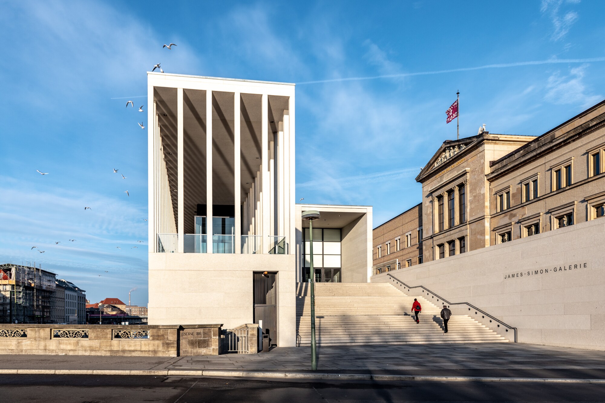 Moderne Architektur am Eingang der Museumsinsel, dahinter das klassizistische Gebäude des Neuen Museums in Berlin