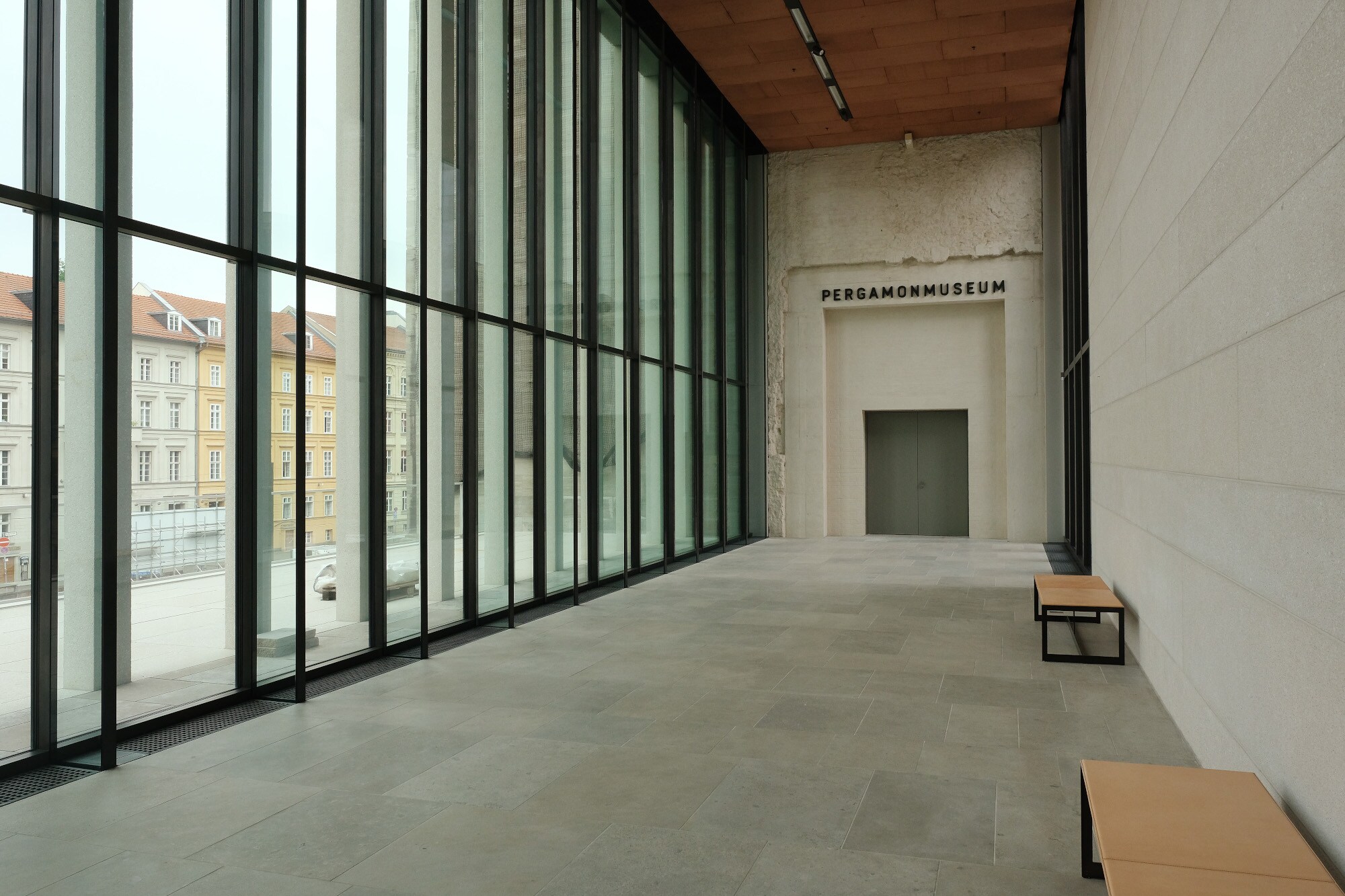 Moderne Passage mit Glasfronten am monumentalen Eingang des Pergamonmuseums