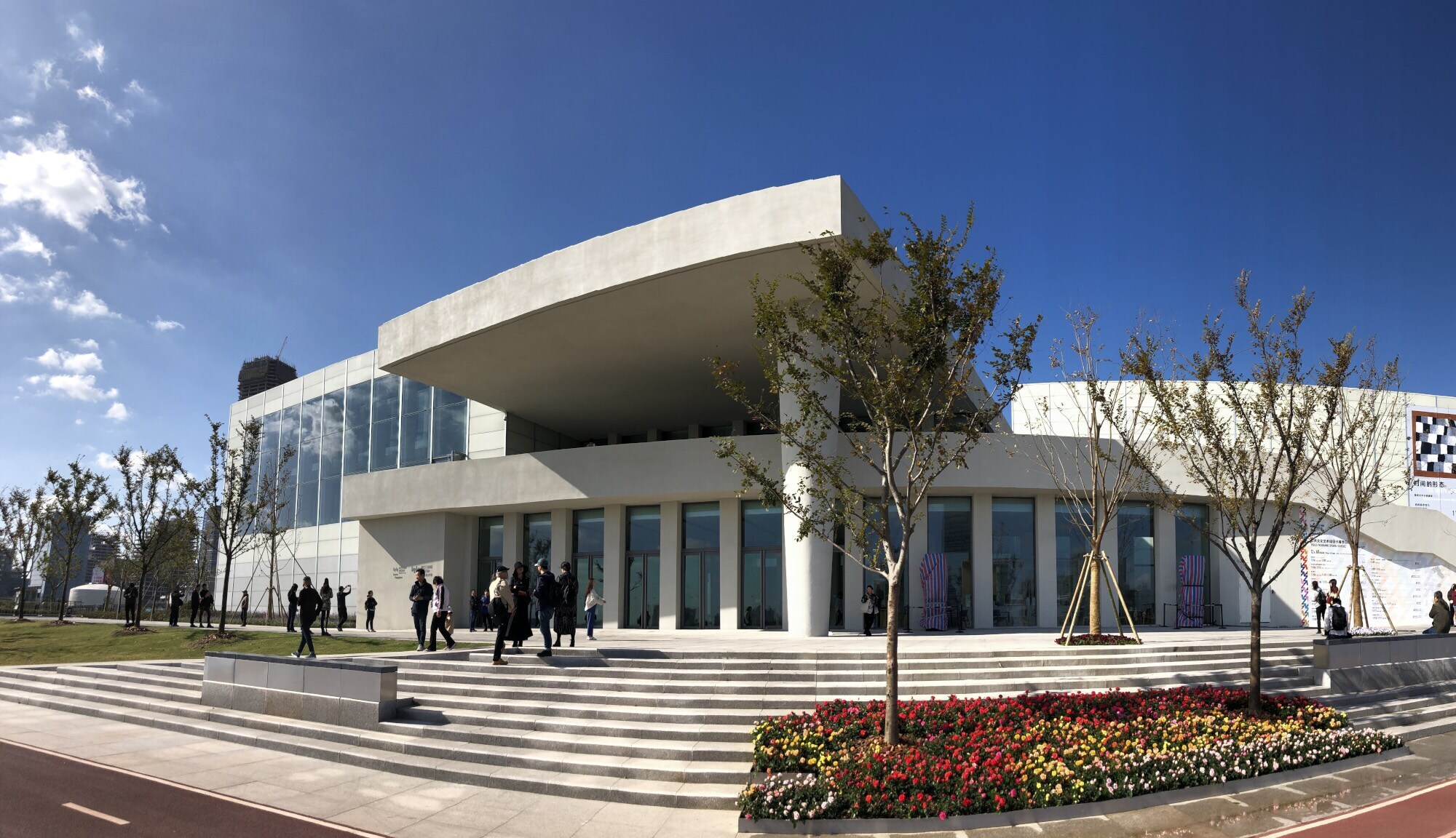 Eingangsbereich mit Treppe zu einem kubistischen Museumsgebäude