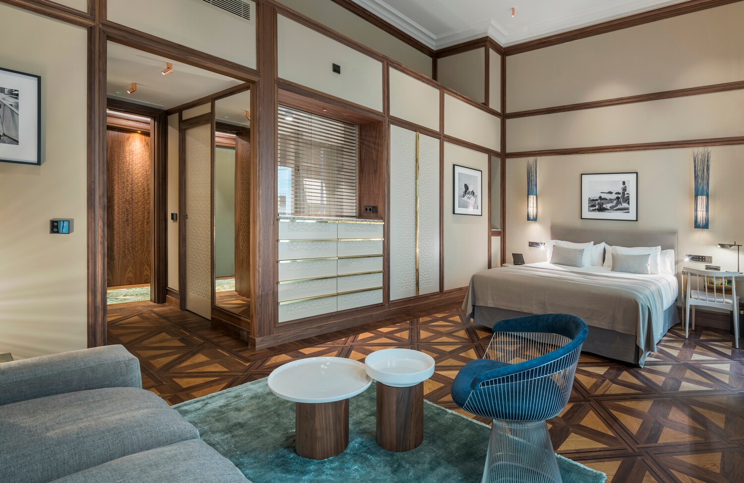 Blick in eines der Hotelzimmer vom Designhotel mit Doppelbett und Sitzbereich. Blick in eines der Hotelzimmer vom Designhotel mit Doppelbett und Sitzbereich.