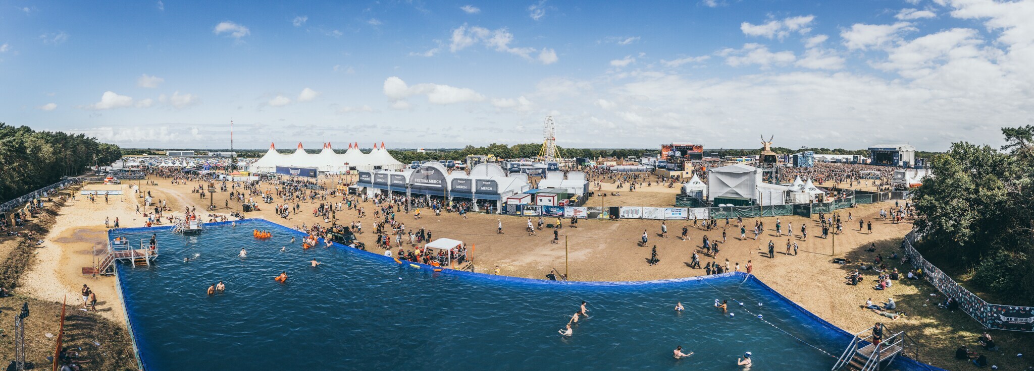 Ein Pool bei einem Festival