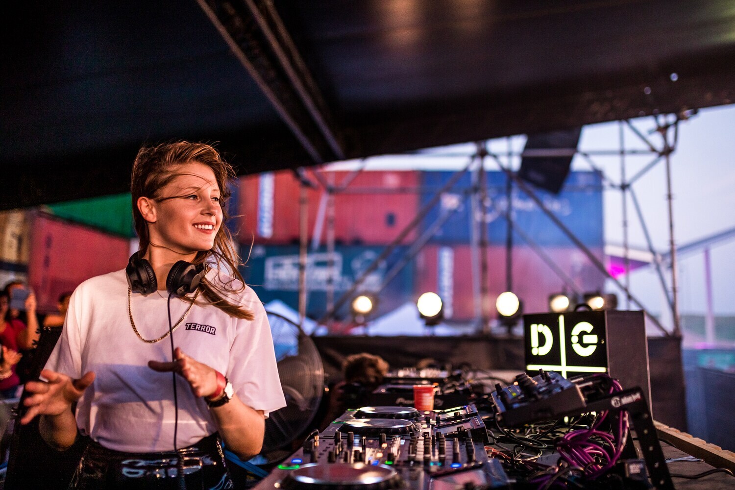 Ein weiblicher DJ an seinem Pult