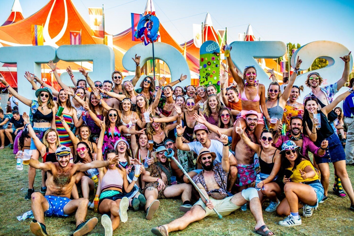 Jugendliche vor dem Logo des Sziget Festivals