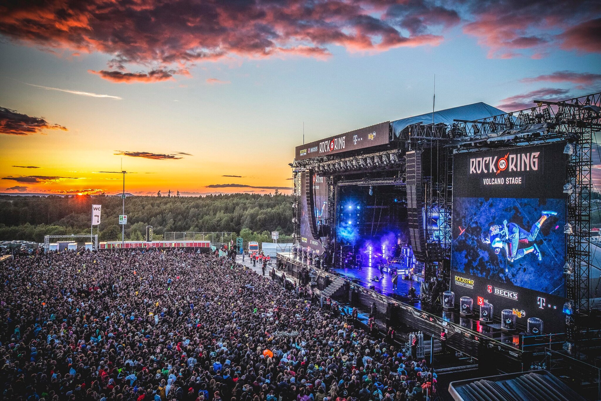 Publikum und Bühne bei Rock am Ring