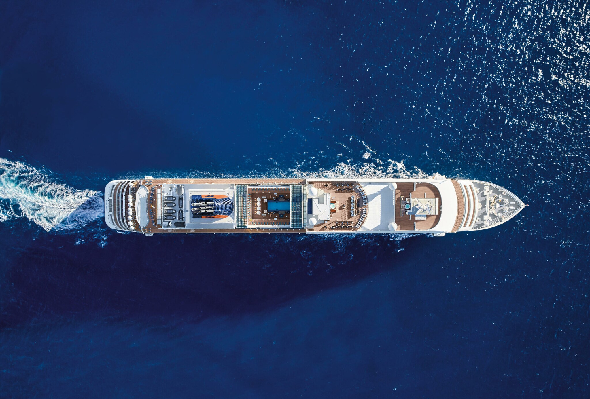 Kreuzfahrtschiff von oben auf dem Meer Kreuzfahrtschiff von oben auf dem Meer