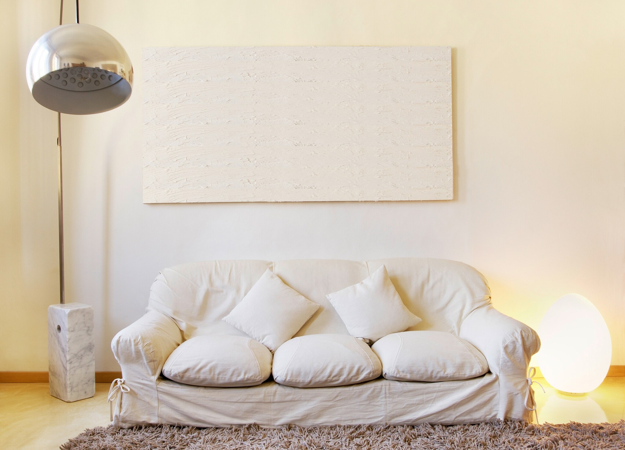 Eine Bogenlampe neben einem Sofa