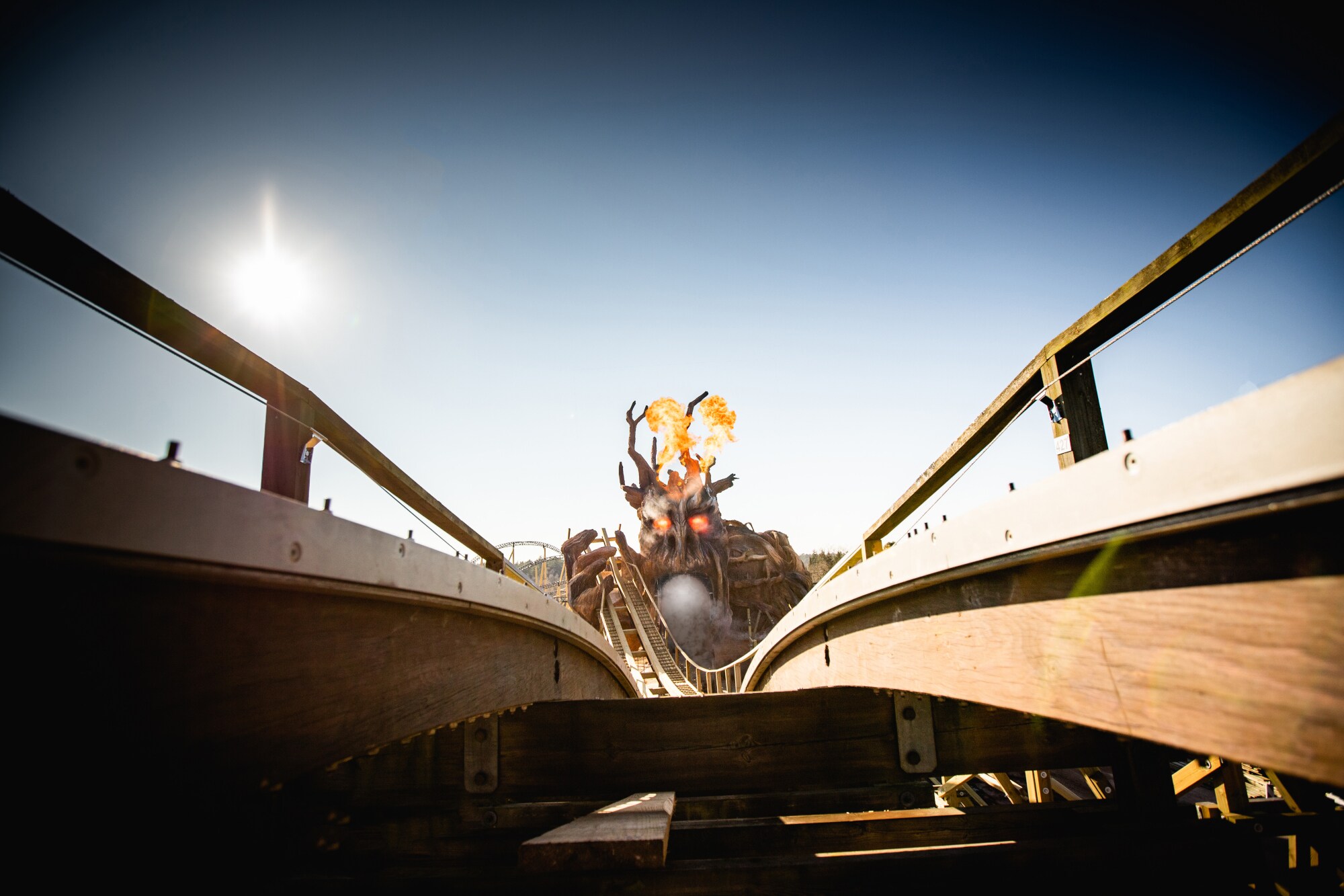 Colossos, Kampf der Giganten Ein Dämon hält die Achterbahngleise in der Hand