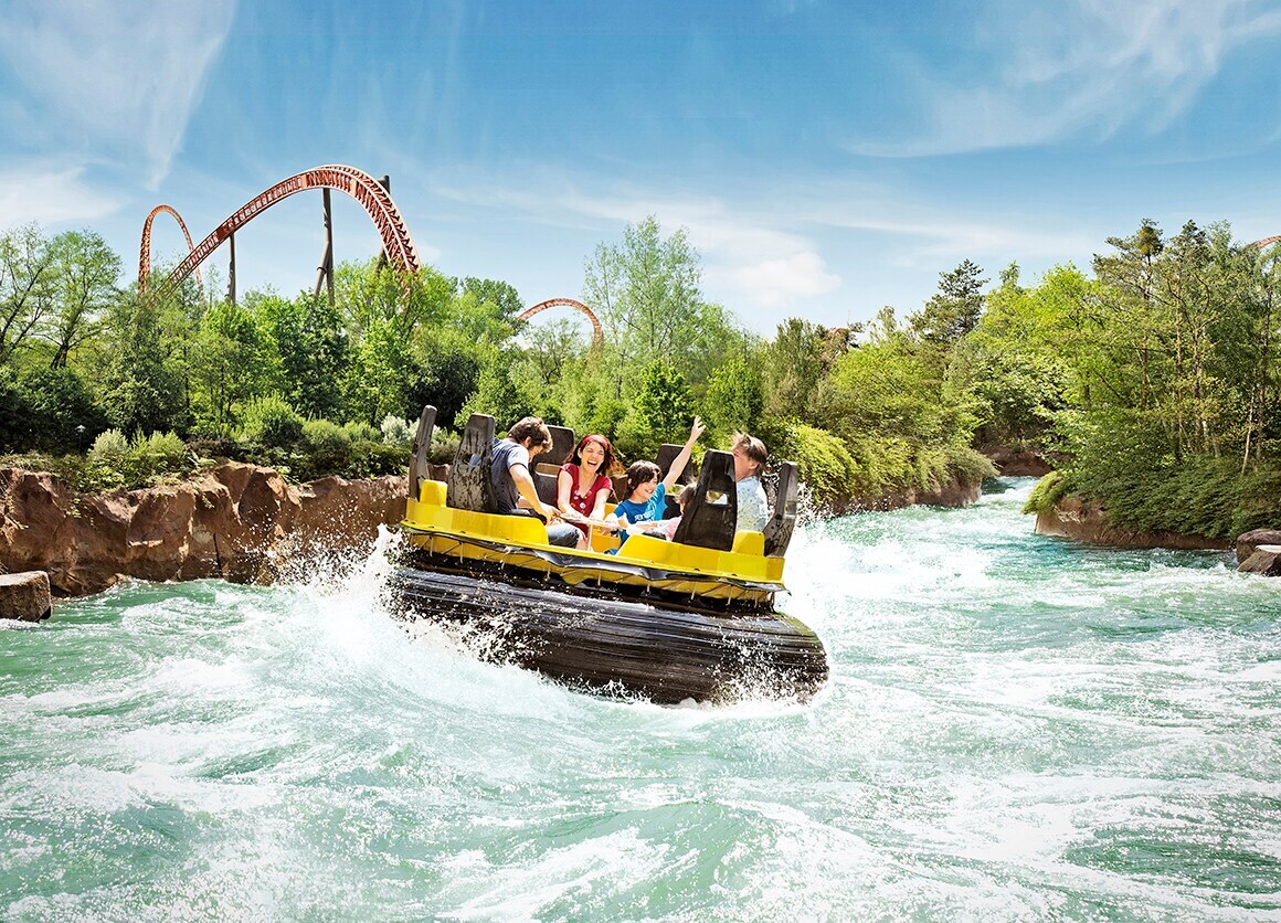 Eine Familie in einem runden Wildwasser-Rafting-Boot auf einem wilden Fluss