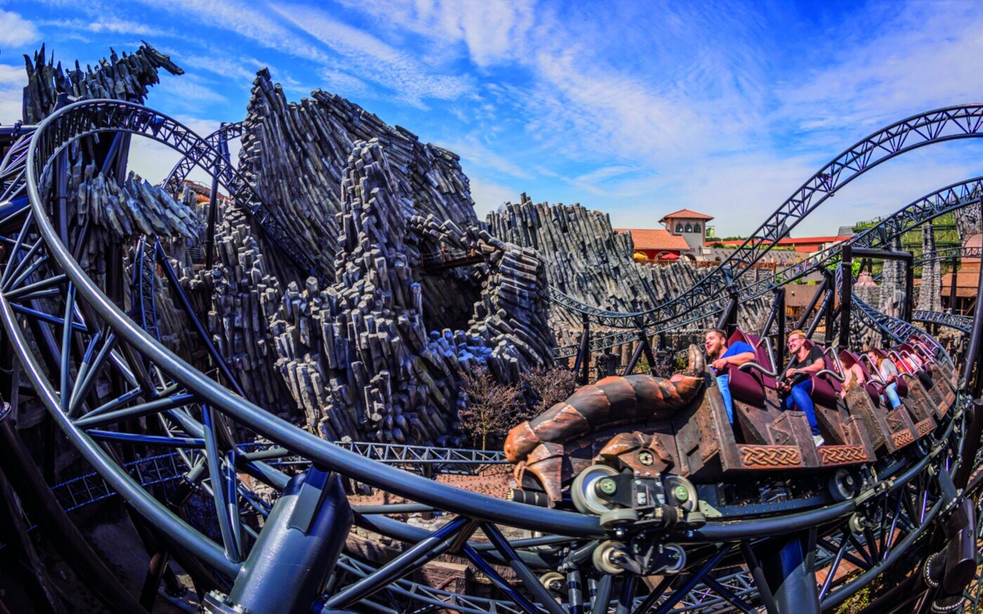 Achterbahn Taron Eine Achterbahn umgeben von Hindernissen