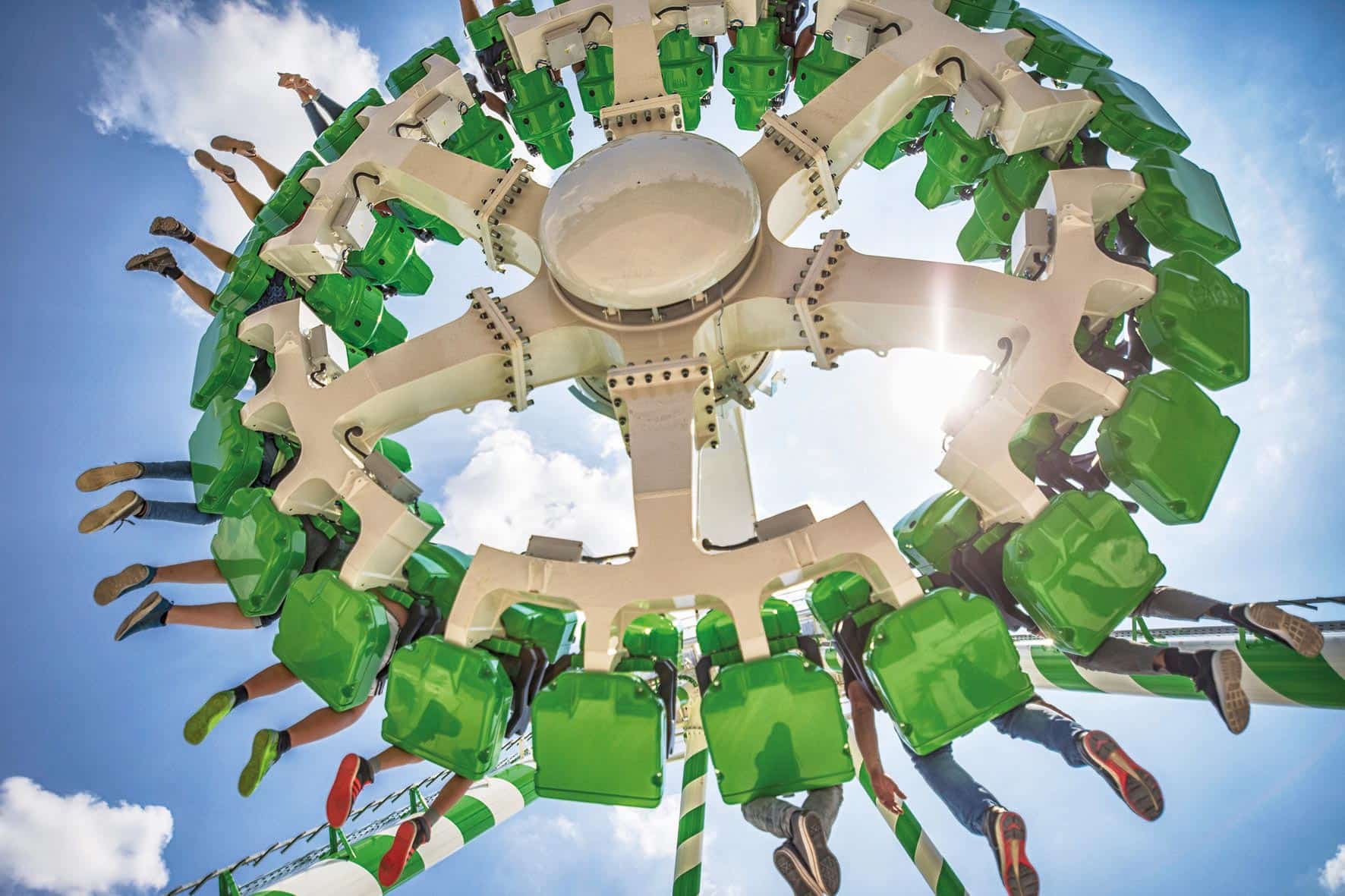 Ein Karussell von unten vor blauem Himmel Ein Karussell von unten vor blauem Himmel