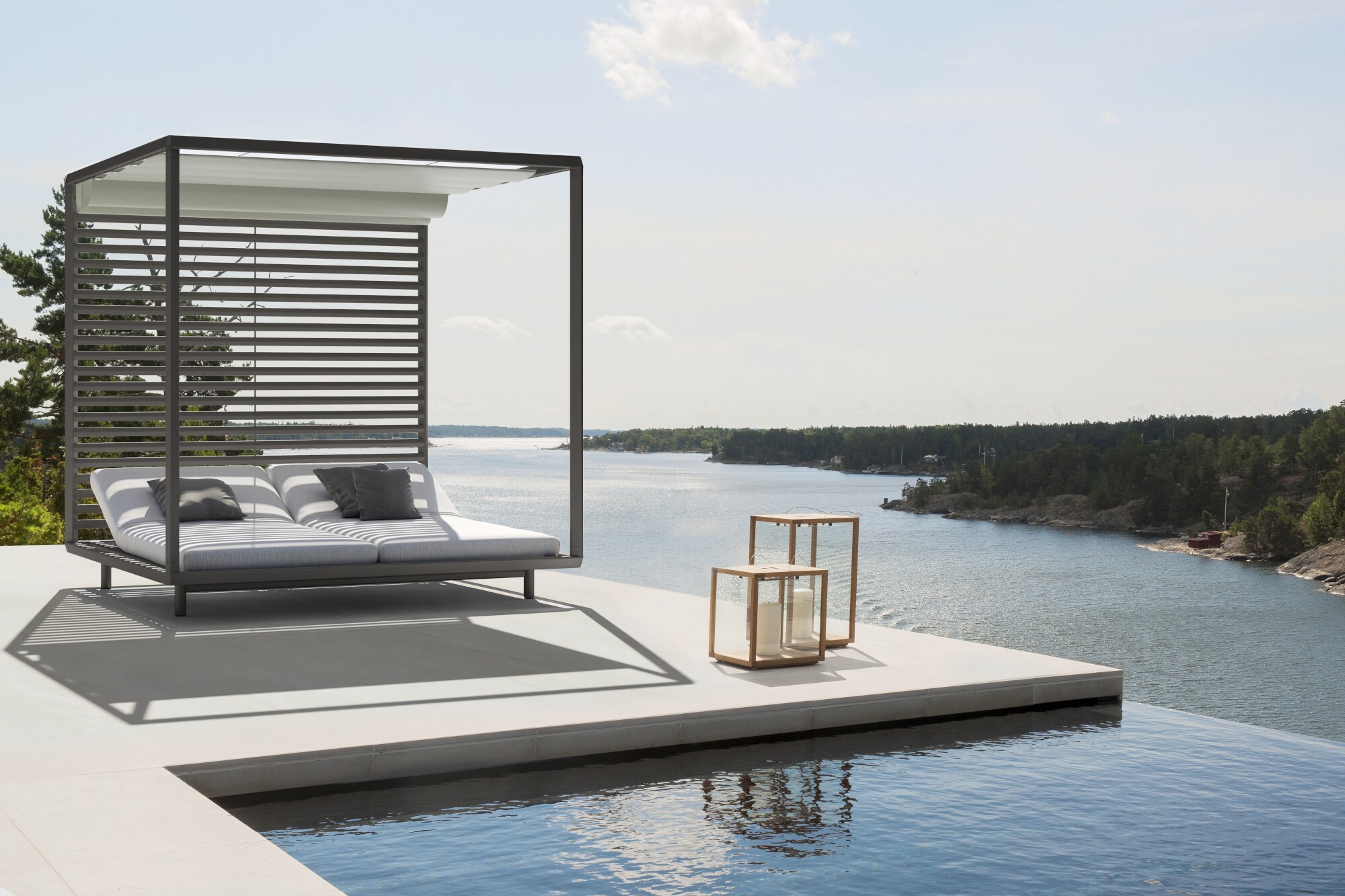 Himmelbett Pavilion neben einem Pool