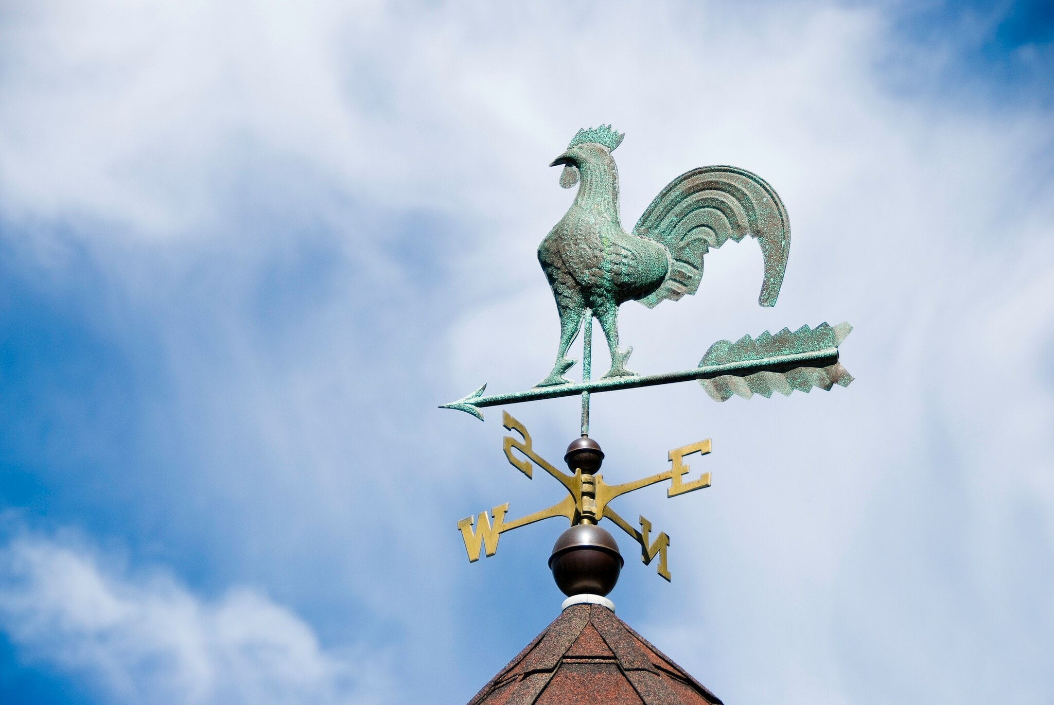 Wetterhahn auf einer Turmspitze Wetterhahn auf einer Turmspitze