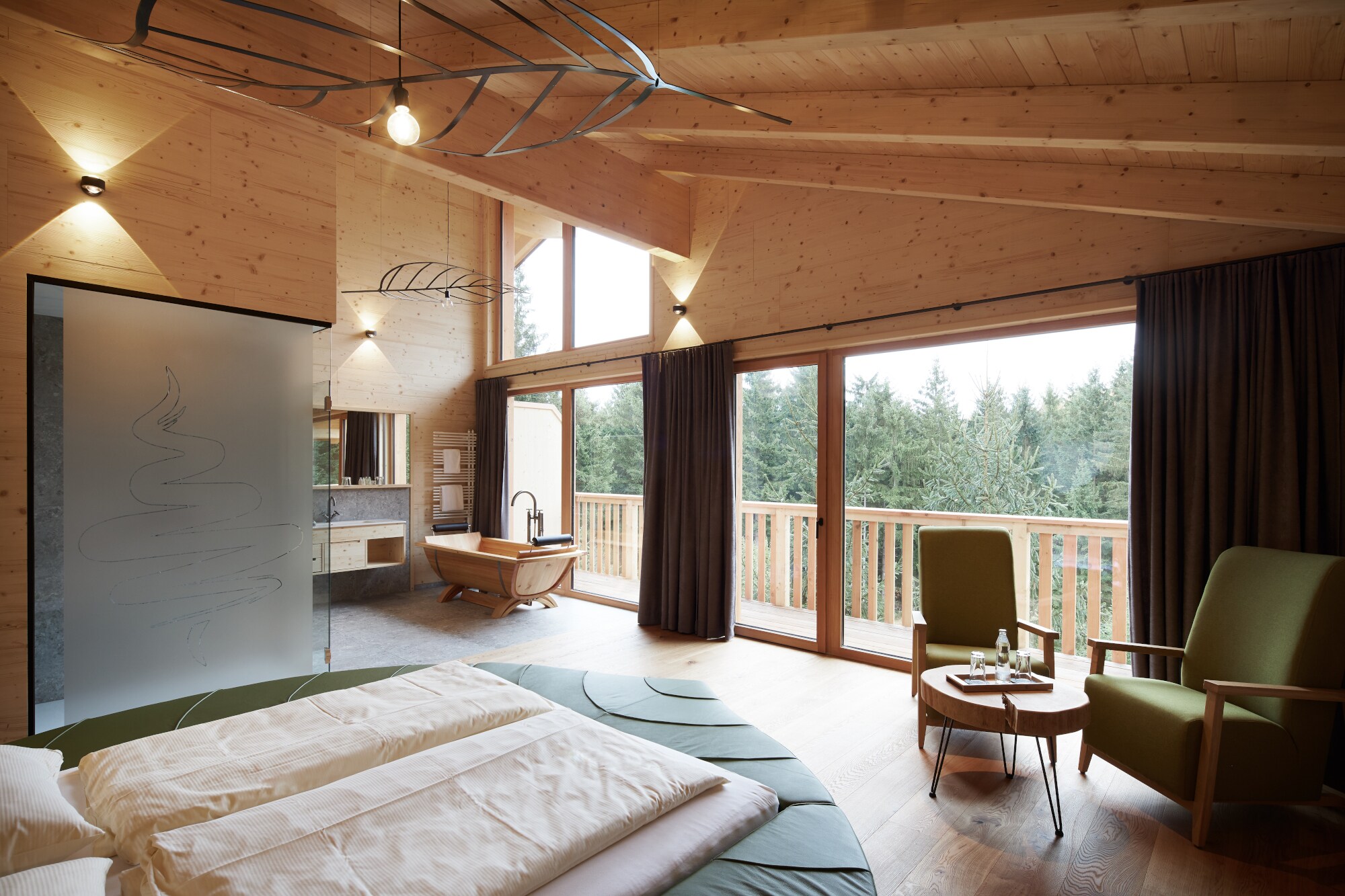 Luxuriös ausgestattetes und mit Holz verkleidetes Hotelzimmer mit Blick auf Bäume